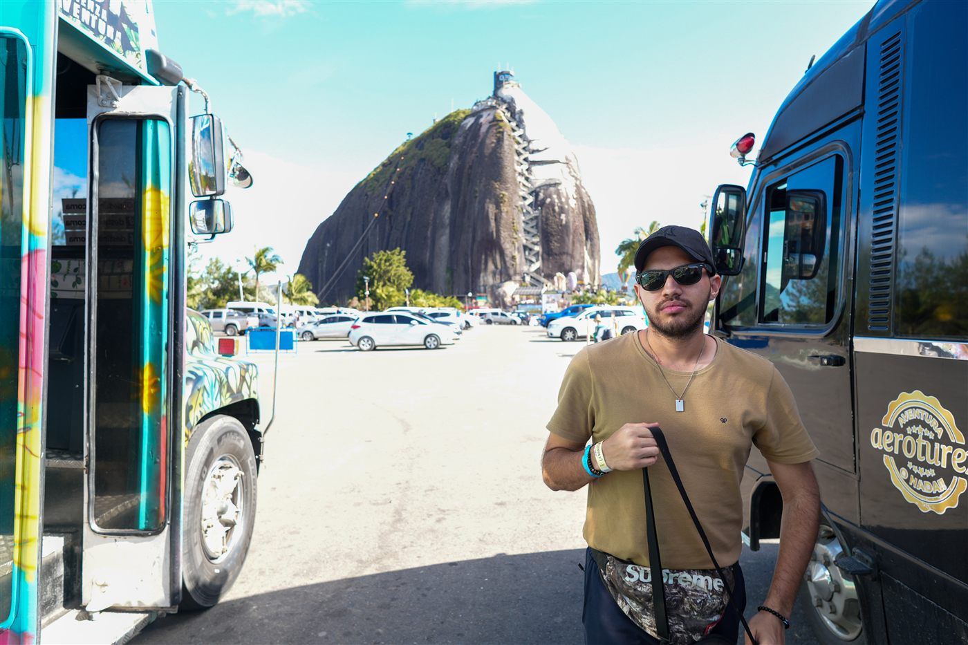 Viajero frente a la Piedra del Peñol durante un tour a Guatapé